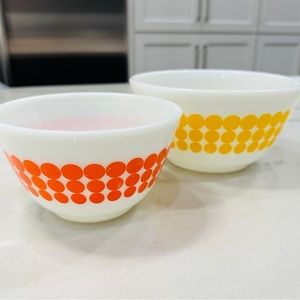 Pyrex Set of two Polka Dot Bowls orange 1.5 pint. Yellow 1.5 quart